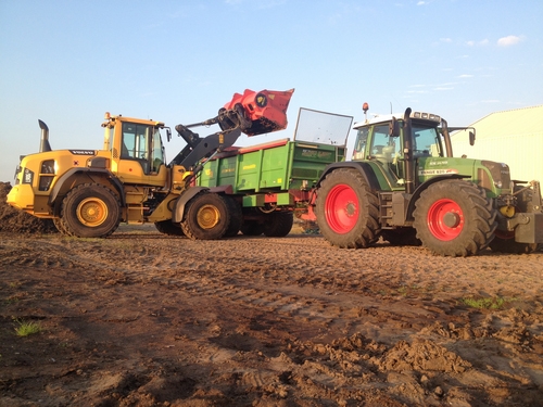 Tractor met Shovel Rene Salman loon & verhuurbedrijf